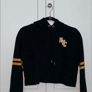 Cropped black sweatshirt